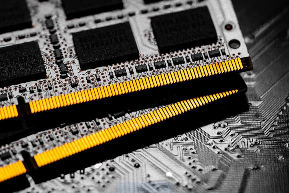 ¿Cómo se aumenta la memoria RAM de un notebook?