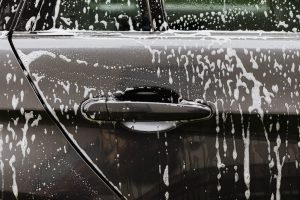 Cómo limpiar los vidrios del auto sin dejar marcas