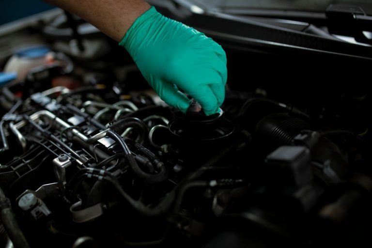 Cambio de aceite de motor en vehículo