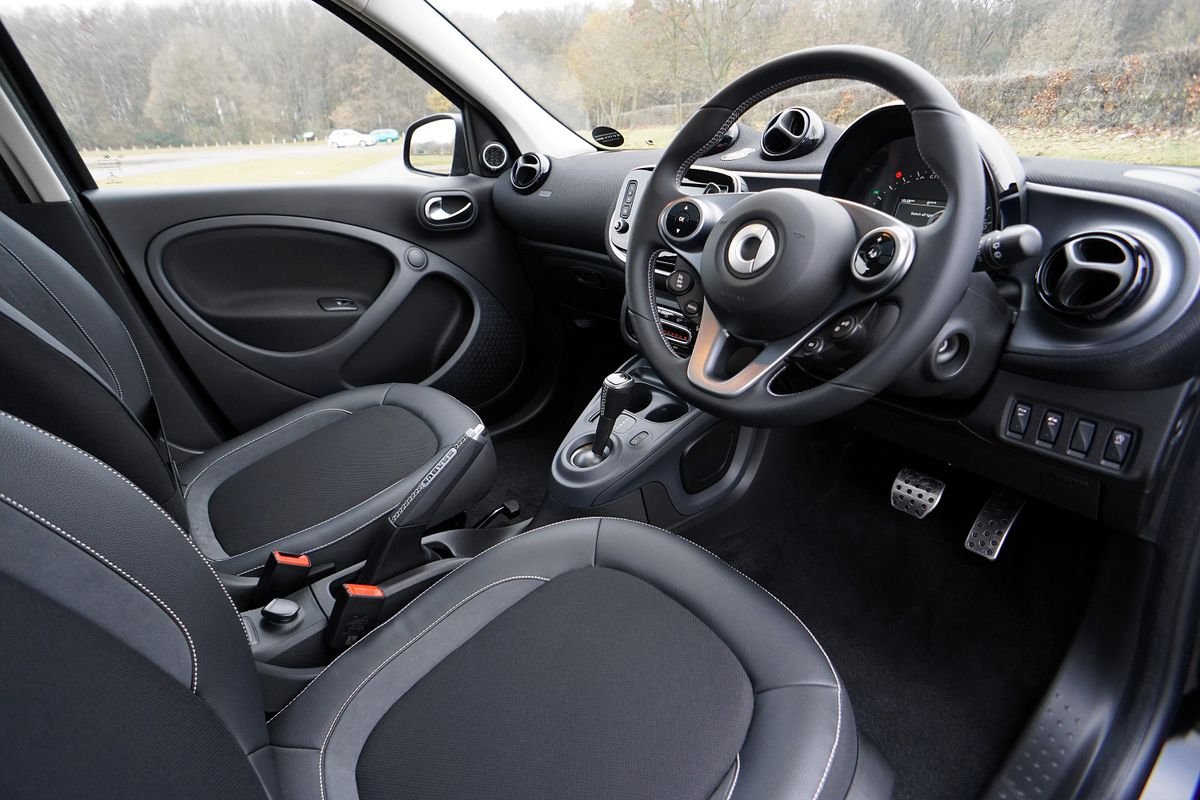 Interior de coche de lujo con tecnología avanzada