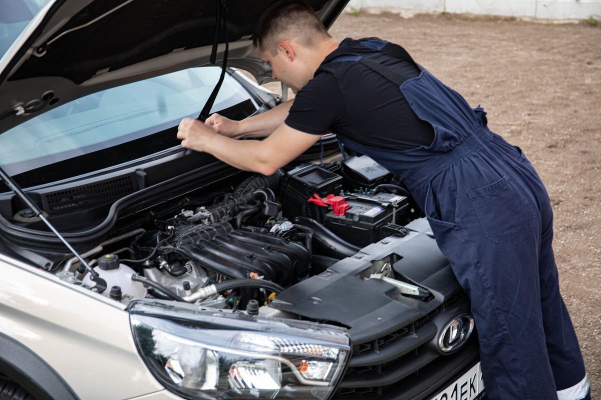 Mecánico reparando motor de vehículo gasolina y diésel
