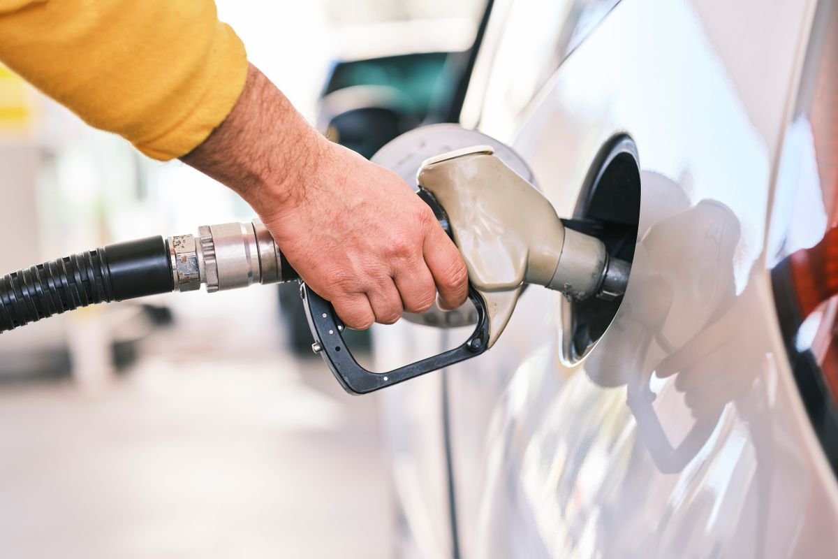 Repostaje de combustible en automóvil