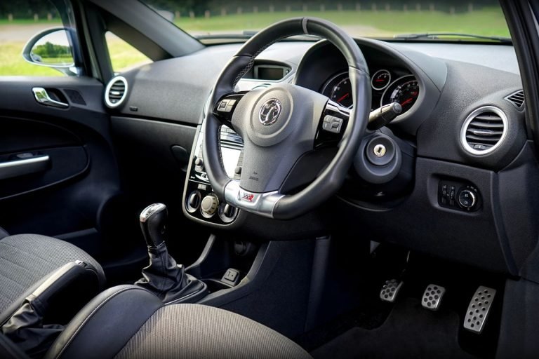 Volante y tablero de coche moderno