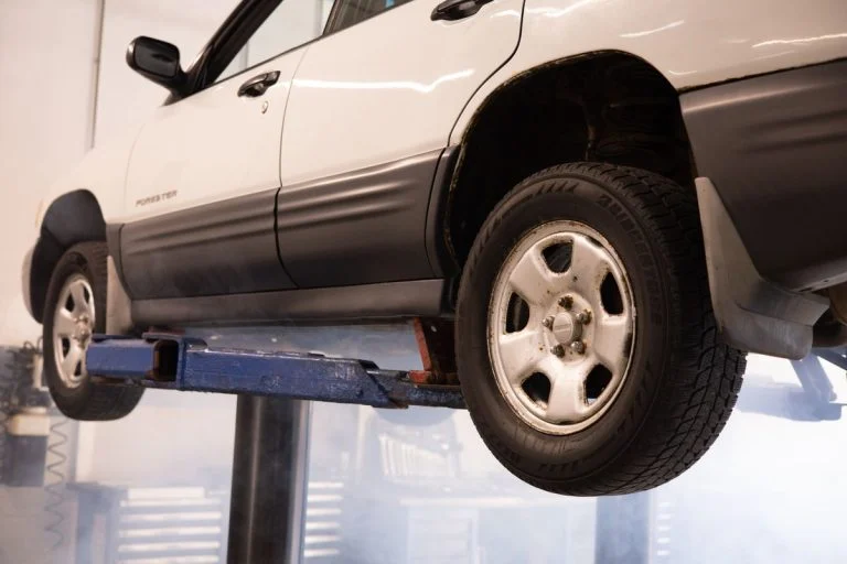 Elevación de coche para revisión de frenos delanteros y traseros